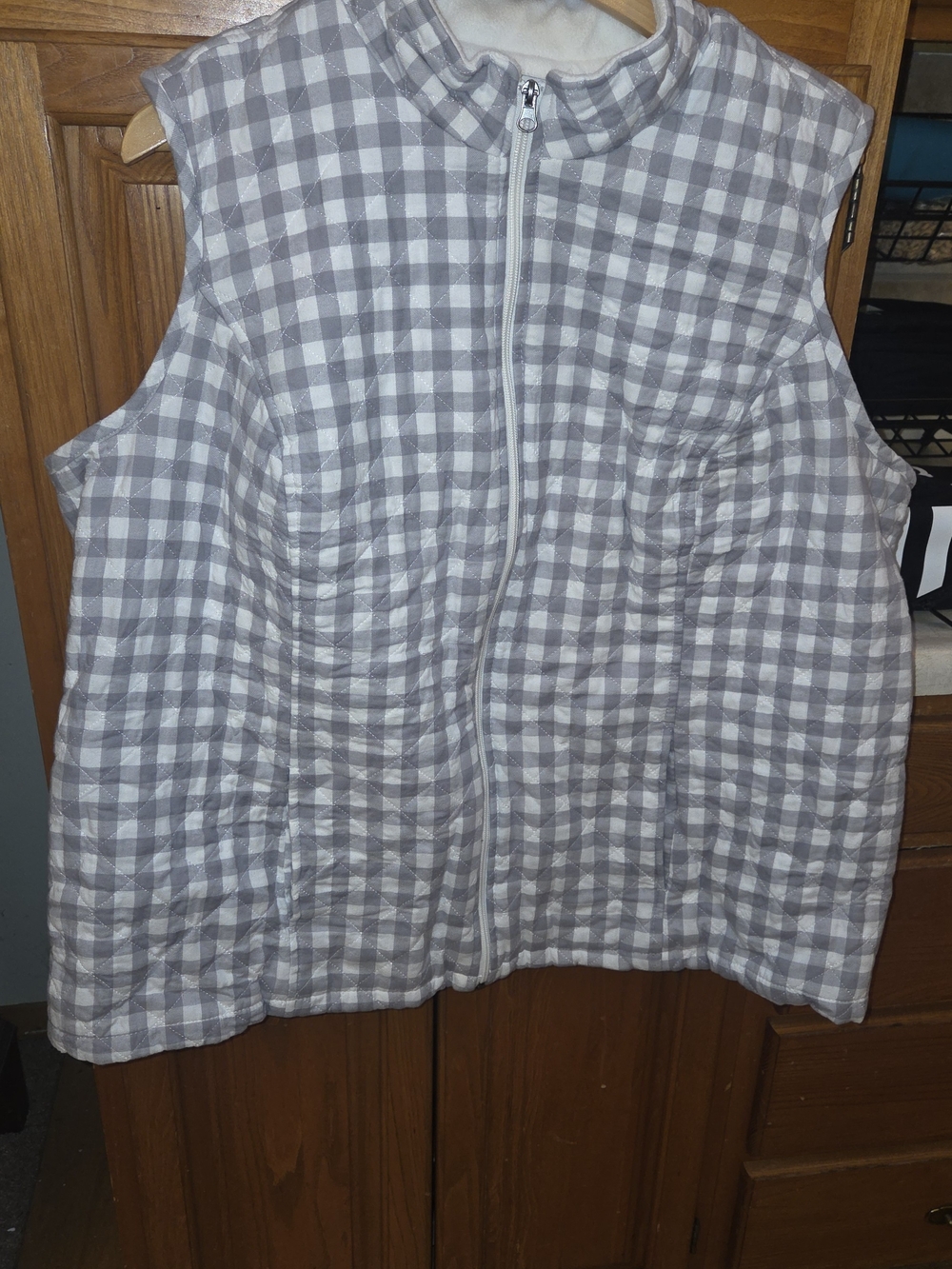 Women's 3XL gray/white plaid puffer vest